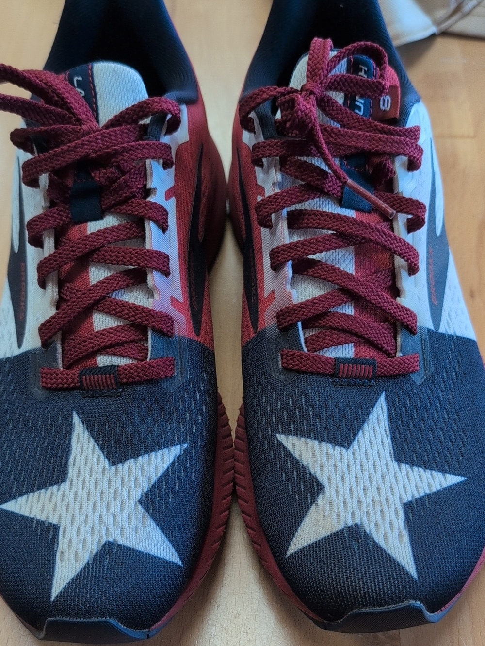 Like New! Brooks Kids Star-Print Sneakers - Navy & Burgundy